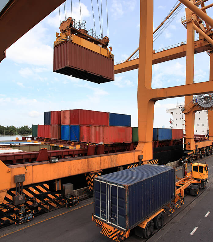 Operario en camión de carga